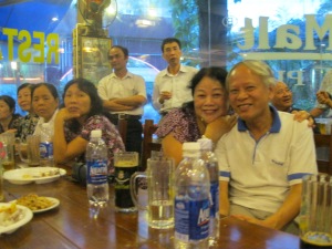 Thầy Huy (Toán) cùng trò lớp i tại hội 40 năm ra trường của Nguyễn Trãi K23